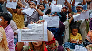 Jobseekers block Dhaka roads demanding age limit rise
