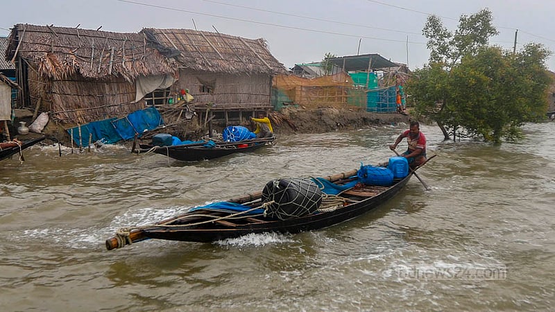 Fishermen return home by boat after fishing in Khulna’s Dakop. Photo: Tawhiduzzaman Tapu