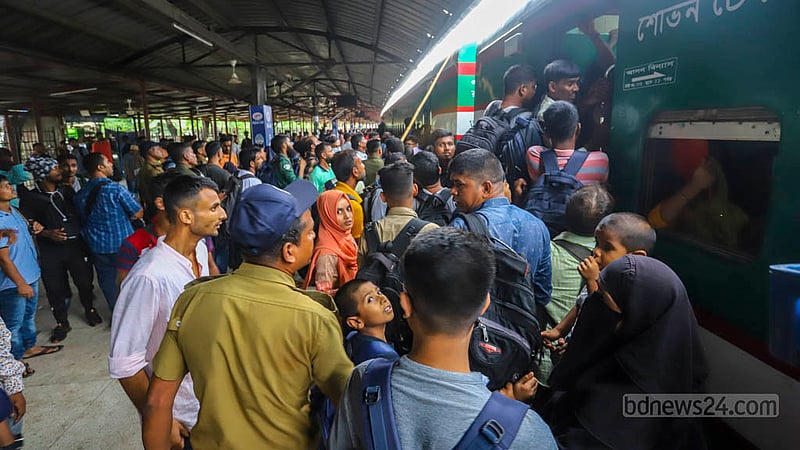 Passengers scramble to get on a train at Airport Railway Station on Tuesday, Jun 27, 2023, before Eid-ul-Azha. Photo: Asif Mahmud Ove