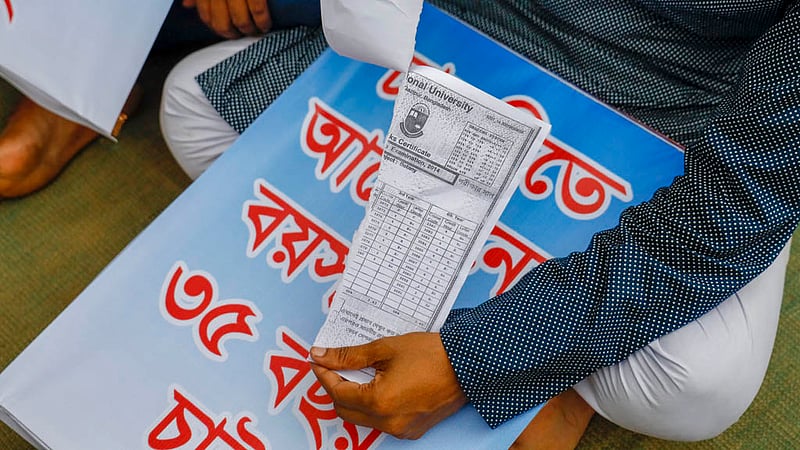 A jobseeker tears off a copy of their education certificate in a symbolic protest for raising the limit to enter government jobs from 30 to 35 years during a rally in front of the National Museum on Saturday, Jun 10, 2023. Photo: Mahmud Zaman Ovi