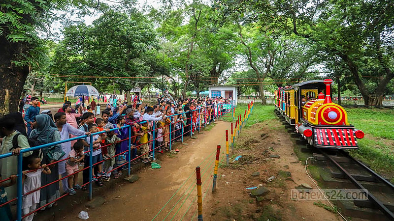 People queue up in a long line for the train ride at the children’s theme park in the National Zoo on Friday, Jun 30, 2023. Photo: Asif Mahmud Ove