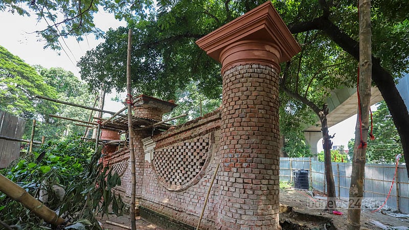 The historic Dhaka Gate is divided into three parts. Its western section lies next to the Dhaka University's Computer Science Building, the eastern end is in front of the entrance of the three leaders' mausoleum in Suhrawardy Udyan, and the middle is in the TSC-bound roads from Dhaka’s Doyel Chattar. Photo: Asif Mahmud Ove