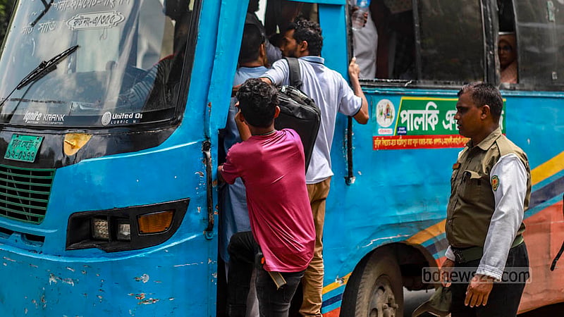 Commuters rush to board a stopping bus, disregarding the overcrowding and risking their safety at Dhaka’s Shahbagh intersection on Thursday, Jul 20, 2023. Photo: Tawhiduzzaman Tapu