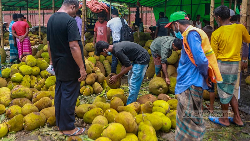 Small wholesalers and retailers buy jackfruits at Rayerbazar market in Dhaka. Photo: Tawhiduzzaman Tapu