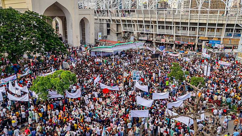 Jul 12: The Awami League organises a rally near Baitul Mukarram National Mosque in a counter-demonstration against the BNP’s antigovernment protests. 