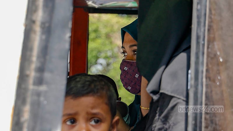 People endure intense heat amid gridlock at the Bangla Motor intersection in Dhaka after police intercepted the Gono Odhikar Parishad's march to the Election Commission headquarters to protest the regulator's decision not to register the outfit as a political party on Tuesday, Jul 25, 2023. Photo: Mahmud Zaman Ovi