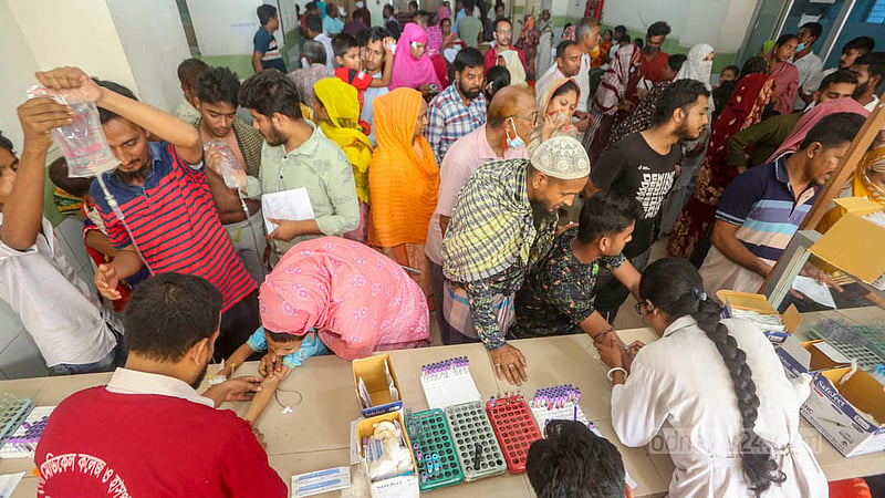 Patients crowd Mugda Medical College Hospital in Dhaka to give blood samples for dengue tests on Thursday, Jul 13, 2023. Photo: Asif Mahmud Ove