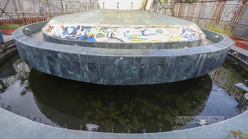 Stagnant water in the Bangabandhu Square Monument fountain near Dhaka’s Gulistan intersection can be a breeding ground for Aedes mosquitoes. The monument remains encased in tin sheets for renovation purposes. Photo: Asif Mahmud Ove