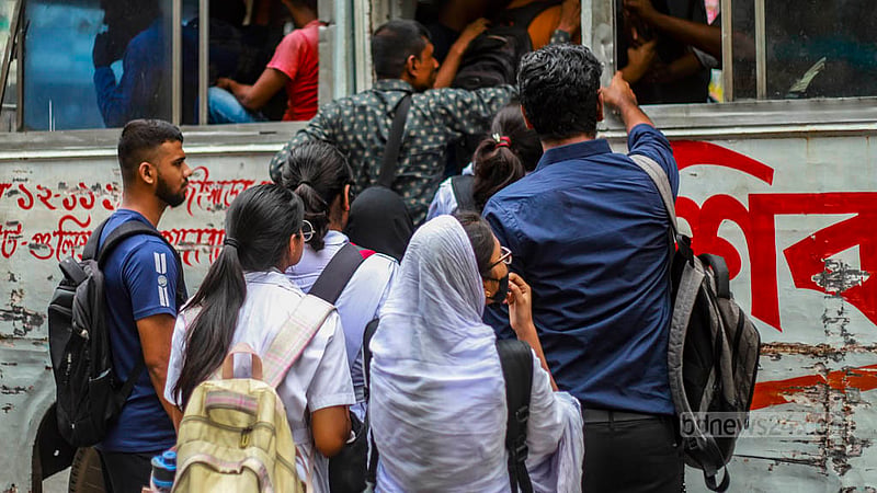 Passengers rush to board a bus in the sweltering heat in Dhaka’s Farmgate area on Sunday, Jul 23, 2023.   Photo: Tawhiduzzaman Tapu