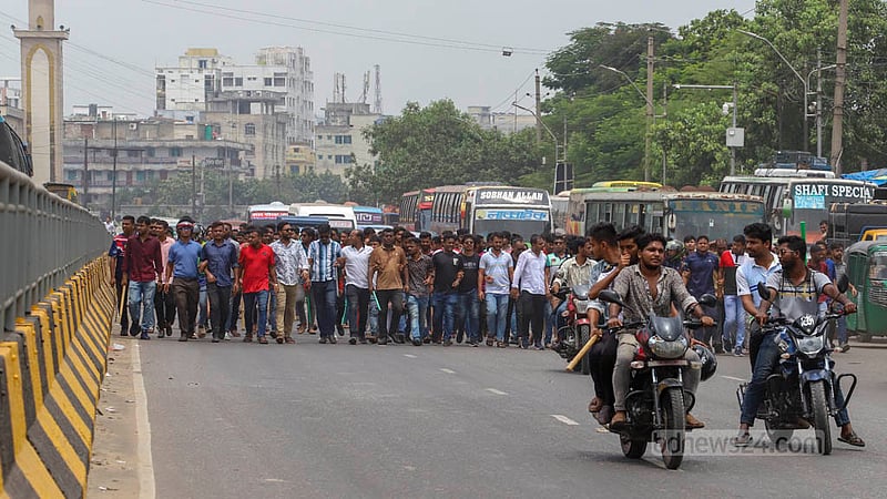 Leaders and activists of Dhaka Metropolitan North Awami League set up a stage on the road to prevent BNP's sit-in programme in the Gabtoli area on Saturday, Jul 29, 2023. Photo: Asif Mahmud Ove