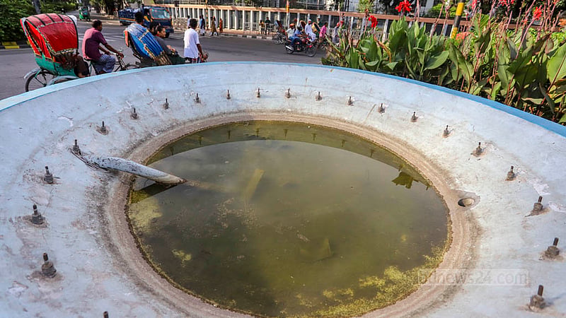 The number of dengue patients is increasing every day in different hospitals in Dhaka and other parts of the country. A pool of stagnant water in the Kadam fountain near Dhaka’s High Court premises can serve as a breeding ground for Aedes mosquitoes. Photo: Asif Mahmud Ove