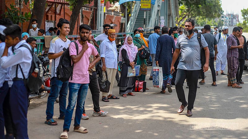 Commuters waited for prolonged periods for buses at the Farmgate intersection in Dhaka on Thursday, Jul 20, 2023. Photo: Tawhiduzzaman Tapu