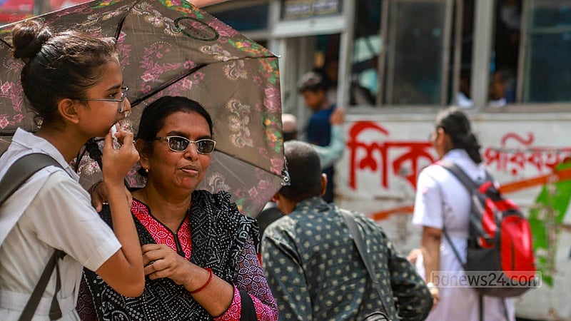 Usually, this season sees regular rain showers cutting through the heat. But the heat and lack of rain is taking its toll on Dhaka residents. Photo: Tawhiduzzaman Tapu
