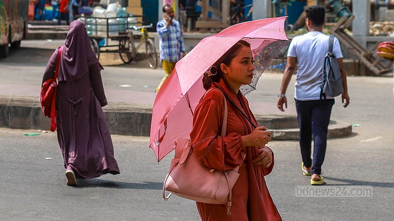 Usually, this season sees regular rain showers cutting through the heat. But the heat and lack of rain is taking its toll on Dhaka residents. Photo: Tawhiduzzaman Tapu