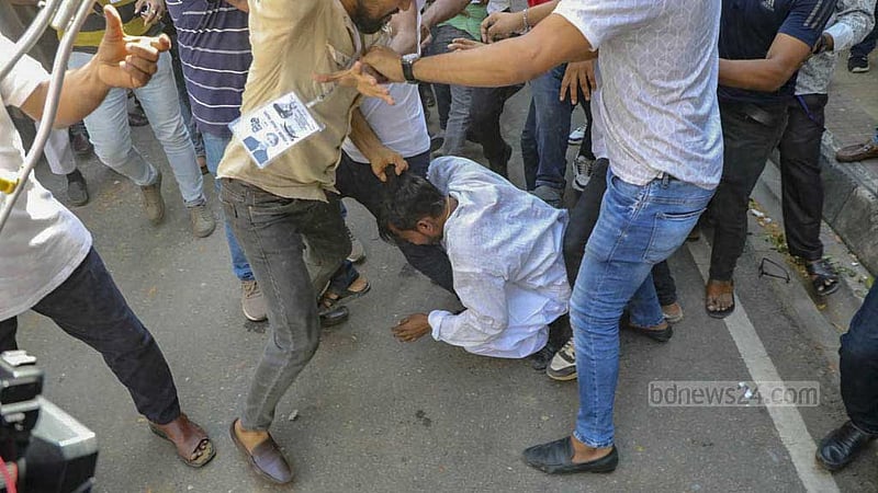 Jul 17: A group of youths attack social media star Ashraful Alom aka Hero Alom, an independent candidate for Dhaka-17 in a by-election. 