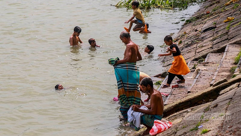 People of different ages are bathing in the Buriganga River. Photo: Tawhiduzzaman Tapu