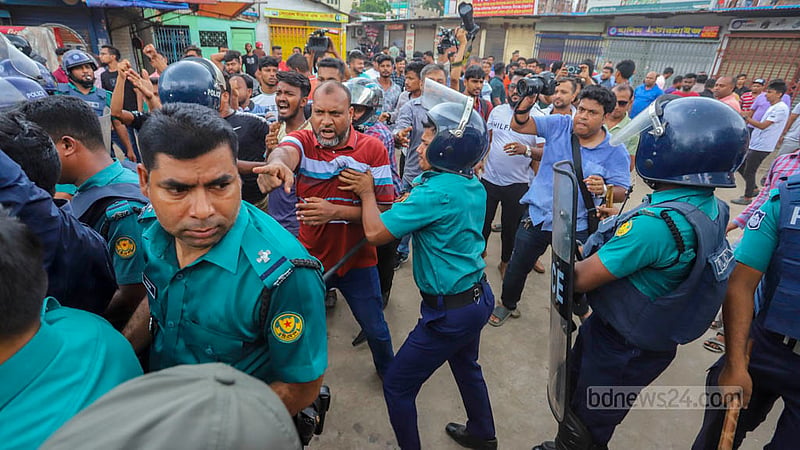 Awami League leaders and activists demonstrate in the Gabtoli area on Saturday, Jul 29, 2023, in retaliation to BNP's programme.  Photo: Asif Mahmud Ove