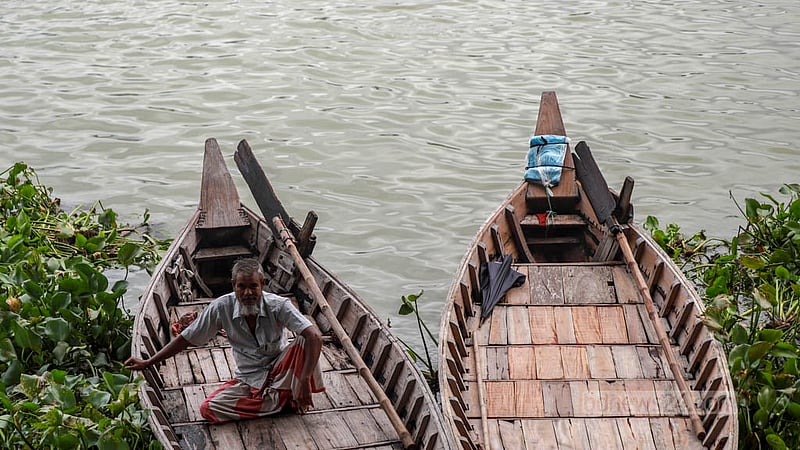 A boatman waits for passengers to cross the Buriganga River. Photo: Tawhiduzzaman Tapu