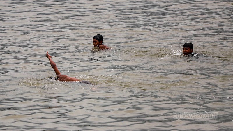 Children are taking a bath in the clear waters of the Buriganga River. Photo: Tawhiduzzaman Tapu