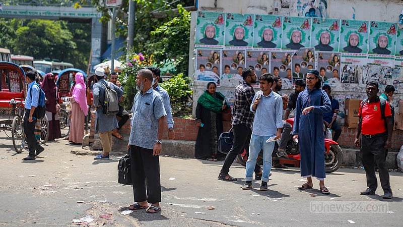 Commuters wait for buses at Dhaka’s Shahbagh intersection on Thursday, Jul 20, 2023. Photo: Tawhiduzzaman Tapu