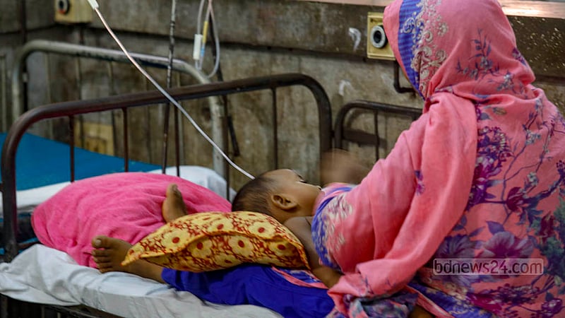 Children diagnosed with dengue fever are receiving treatment at the capital’s Dhaka Shishu Hospital on Tuesday, Jul 11, 2023. Photo: Mahmud Zaman Ovi
