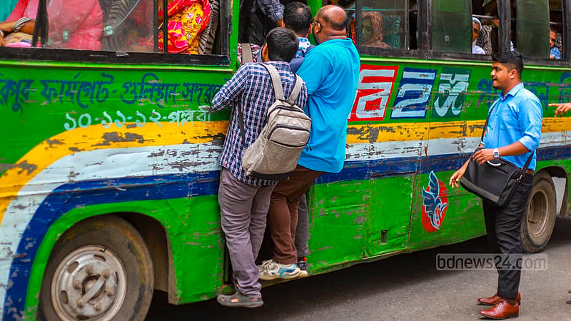 Passengers rush to board a bus in the sweltering heat in Dhaka’s Farmgate area on Sunday, Jul 23, 2023.  Photo: Tawhiduzzaman Tapu