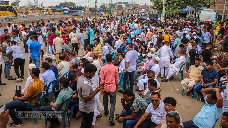 Leaders and activists of Dhaka Metropolitan North Awami League gather in the Gabtoli area on Saturday, Jul 29, 2023, in retaliation to BNP's programme. Photo: Asif Mahmud Ove
