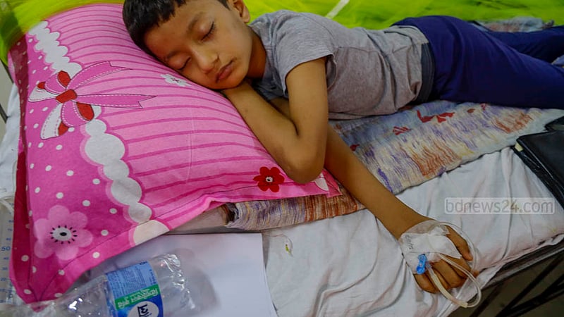 Zawyad, a child diagnosed with dengue fever, was admitted to Dhaka Shishu Hospital on Monday. He had been suffering from respiratory problems for several days and later tested positive for the mosquito-borne disease at the hospital. Photo: Mahmud Zaman Ovi
