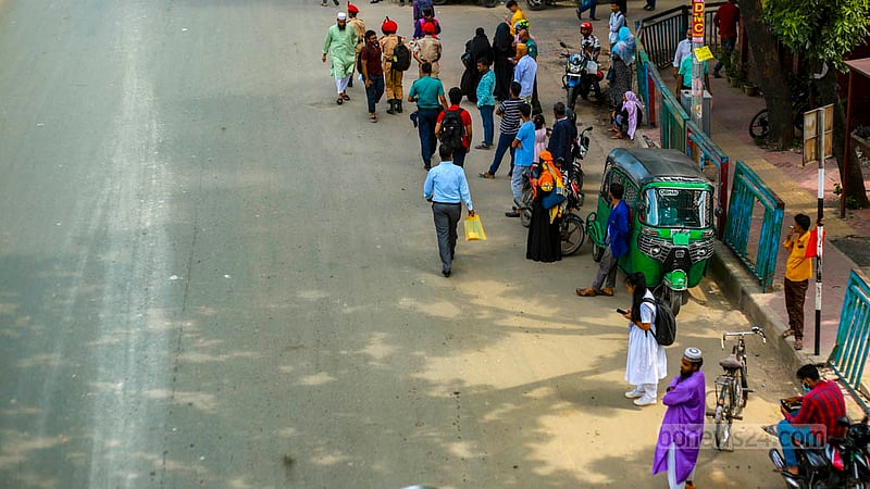 Commuters waited for prolonged periods for buses at the Farmgate intersection in Dhaka on Thursday, Jul 20, 2023. Photo: Tawhiduzzaman Tapu