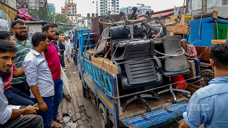 Some shop owners rent pick-up vans to move their products from the risky building that houses the Gulshan Shopping Centre on Sunday, Jul 16, 2023. Photo: Mahmud Zaman Ovi