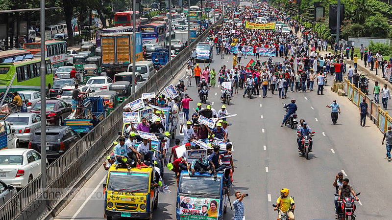 BNP’s march from Uttara's Abdullahpur to Jatrabari in Dhaka on Wednesday, Jul 19, 2023, led to traffic jams on one side of the Dhaka-Mymensingh highway, especially in Uttara's Rajlokkhi area. Photo: Asif Mahmud Ove