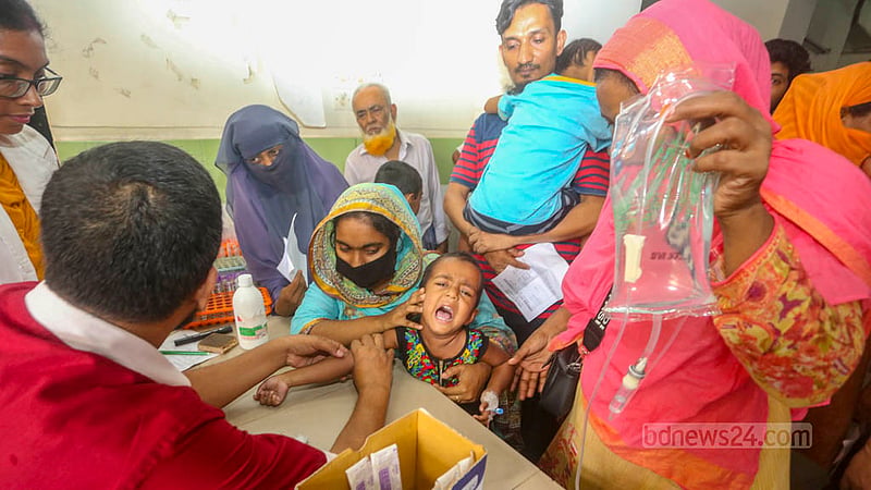 A health worker takes blood samples from a suspected dengue fever patient at Mugda Medical College Hospital in Dhaka on Thursday, Jul 13, 2023. Photo: Asif Mahmud Ove