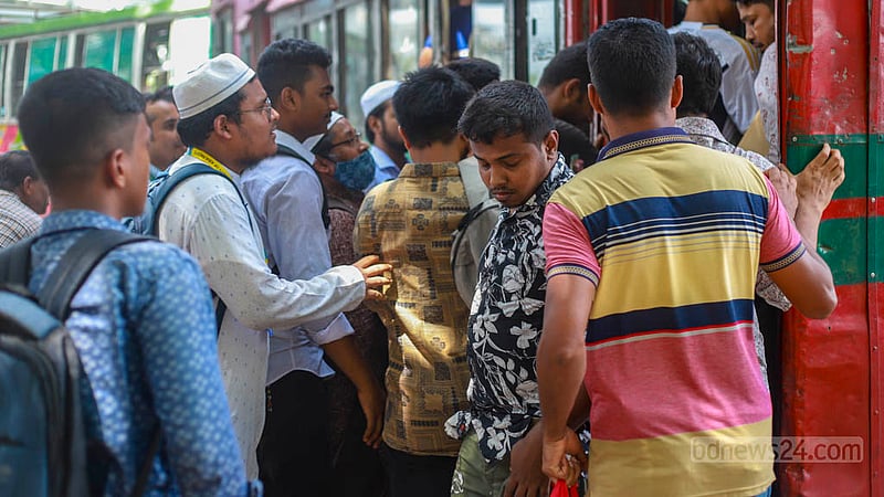 Commuters pushed through the crowd to board a bus amid scorching heat at the Farmgate intersection in Dhaka on Thursday, Jul 20, 2023. Photo: Tawhiduzzaman Tapu
