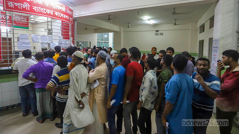 People line up to submit fees for dengue tests at Mugda Medical College Hospital in Dhaka on Thursday, Jul 13, 2023. Photo: Asif Mahmud Ove