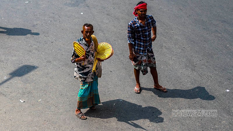 A trader sells handfans made of palm leaves on foot in Dhaka’s Farmgate area on Sunday, Jul 23, 2023. Photo: Tawhiduzzaman Tapu