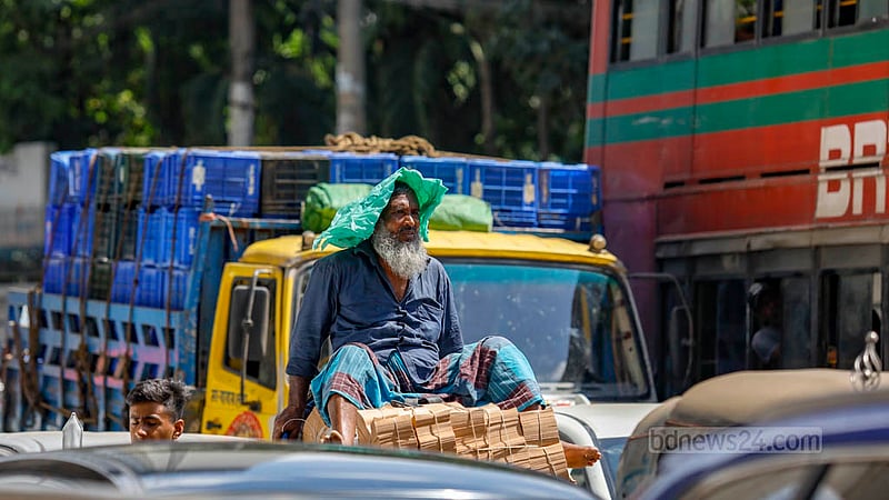 People endure intense heat amid gridlock at the Bangla Motor intersection in Dhaka after police intercepted the Gono Odhikar Parishad's march to the Election Commission headquarters to protest the regulator's decision not to register the outfit as a political party on Tuesday, Jul 25, 2023. Photo: Mahmud Zaman Ovi