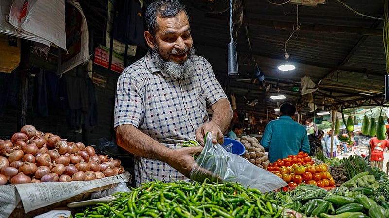Jul 2: Green chilli prices go through the roof. In Motijheel, traders charge Tk 600 per kg. 