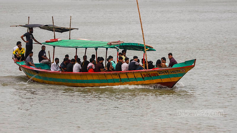 Boatmen sail across the shimmering waters of the Buriganga River towards their destination. Photo: Tawhiduzzaman Tapu