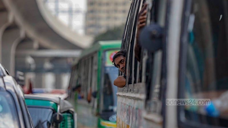 Passengers on a bus struggle amid the intense heat as Gono Odhikar Parishad's march to the Election Commission headquarters brought traffic to a standstill at the Bangla Motor intersection in Dhaka on Tuesday, Jul 25, 2023. Photo: Mahmud Zaman Ovi