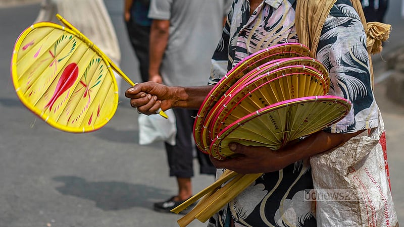A trader sells handfans made of palm leaves on foot in Dhaka’s Farmgate area on Sunday, Jul 23, 2023. Photo: Tawhiduzzaman Tapu