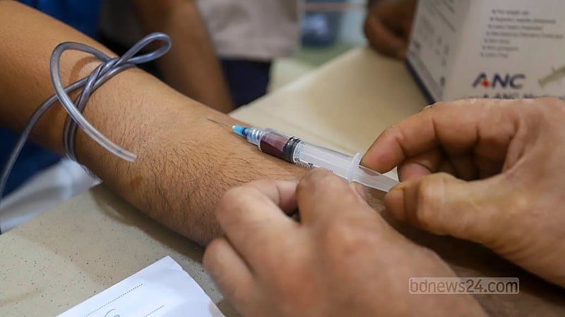 A health worker takes blood samples from a suspected dengue fever patient at Mugda Medical College Hospital in Dhaka on Thursday, Jul 13, 2023. Photo: Asif Mahmud Ove