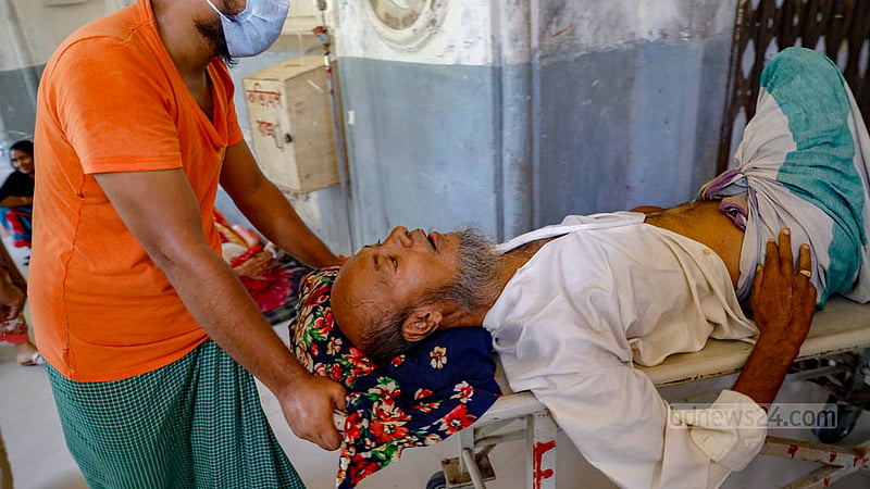 A new patient is carried to the dengue ward of Sir Salimullah Medical College Mitford Hospital in Dhaka on a stretcher. Photo: Mahmud Zaman Ovi