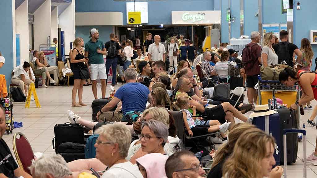 Tourists flee wildfires on Greek island of Rhodes