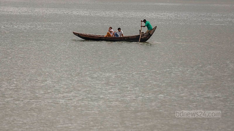 Boatmen sail across the shimmering waters of the Buriganga River towards their destination. Photo: Tawhiduzzaman Tapu