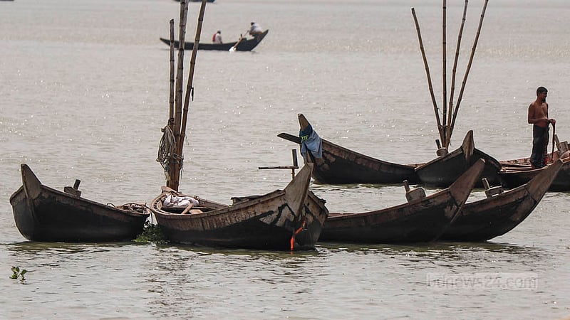Several boats floating on the Buriganga River lie anchored in Dhaka’s Kamrangirchar area. Photo: Tawhiduzzaman Tapu