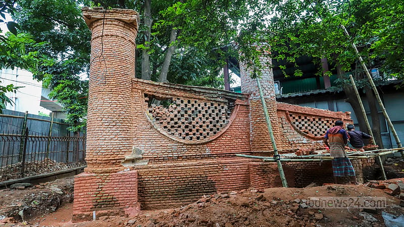 Renovation work is underway to restore the aesthetics of the Dhaka Gate, a historical structure which has lost its charm due to years of carelessness and negligence. Photo: Asif Mahmud Ove