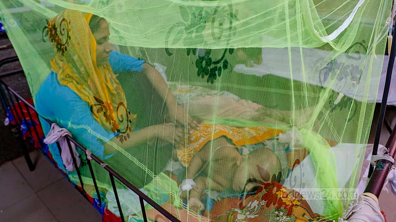 Farhana Akhter, a dengue patient, has been undergoing treatment at Dhaka Shishu Hospital for three days. Her mother, Mukta Begum, said Farhana was diagnosed with the mosquito-borne fever after several tests. Photo: Mahmud Zaman Ovi