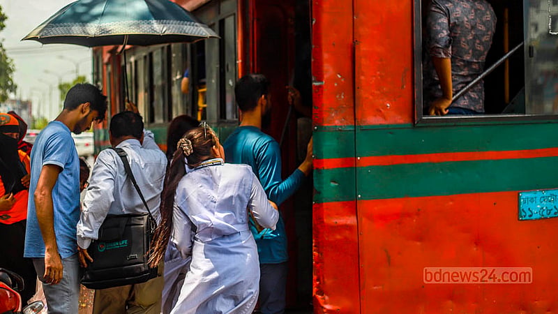 Commuters pushed through the crowd to board a bus amid scorching heat at the Farmgate intersection in Dhaka on Thursday, Jul 20, 2023. Photo: Tawhiduzzaman Tapu