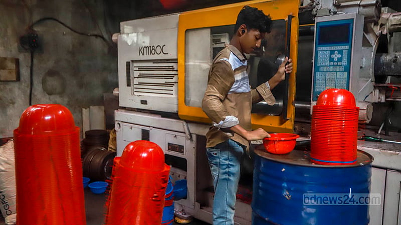 This factory at Dhaka’s Kamrangirchar produces 8,000 to 10,000 products daily from old plastic granules. Photo: Tawhiduzzaman Tapu
