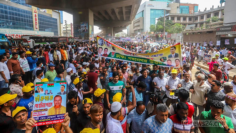BNP’s march from Uttara's Abdullahpur to Jatrabari in Dhaka on Wednesday, Jul 19, 2023, led to traffic jams on one side of the Dhaka-Mymensingh highway, especially in Uttara's Rajlokkhi area. Photo: Asif Mahmud Ove